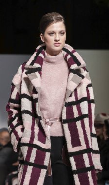 New York, Ny, Amerika Birleşik Devletleri - 11 Şubat 2019: Bir model yürür pist Dennis Basso sonbahar/kış 2019 koleksiyonu Cipriani 42nd Street, Manhattan, New York moda haftası için