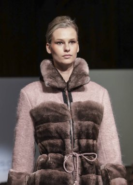 New York, Ny, Amerika Birleşik Devletleri - 11 Şubat 2019: Bir model yürür pist Dennis Basso sonbahar/kış 2019 koleksiyonu Cipriani 42nd Street, Manhattan, New York moda haftası için