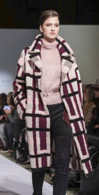 New York, Ny, Amerika Birleşik Devletleri - 11 Şubat 2019: Bir model yürür pist Dennis Basso sonbahar/kış 2019 koleksiyonu Cipriani 42nd Street, Manhattan, New York moda haftası için