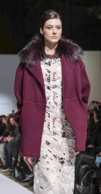 New York, Ny, Amerika Birleşik Devletleri - 11 Şubat 2019: Bir model yürür pist Dennis Basso sonbahar/kış 2019 koleksiyonu Cipriani 42nd Street, Manhattan, New York moda haftası için