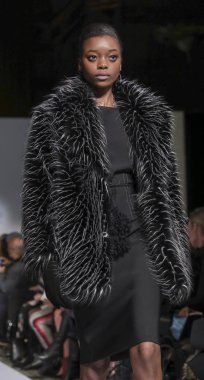 New York, Ny, Amerika Birleşik Devletleri - 11 Şubat 2019: Bir model yürür pist Dennis Basso sonbahar/kış 2019 koleksiyonu Cipriani 42nd Street, Manhattan, New York moda haftası için