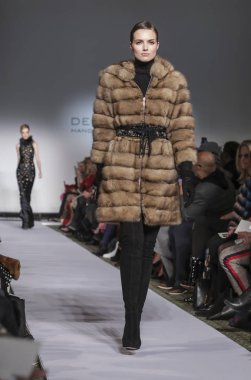 New York, Ny, Amerika Birleşik Devletleri - 11 Şubat 2019: Bir model yürür pist Dennis Basso sonbahar/kış 2019 koleksiyonu Cipriani 42nd Street, Manhattan, New York moda haftası için