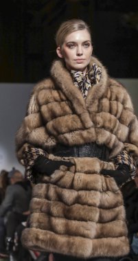 New York, Ny, Amerika Birleşik Devletleri - 11 Şubat 2019: Bir model yürür pist Dennis Basso sonbahar/kış 2019 koleksiyonu Cipriani 42nd Street, Manhattan, New York moda haftası için