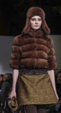 New York, Ny, Amerika Birleşik Devletleri - 11 Şubat 2019: Bir model yürür pist Dennis Basso sonbahar/kış 2019 koleksiyonu Cipriani 42nd Street, Manhattan, New York moda haftası için