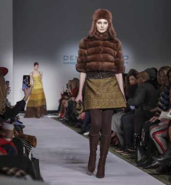 New York, Ny, Amerika Birleşik Devletleri - 11 Şubat 2019: Bir model yürür pist Dennis Basso sonbahar/kış 2019 koleksiyonu Cipriani 42nd Street, Manhattan, New York moda haftası için