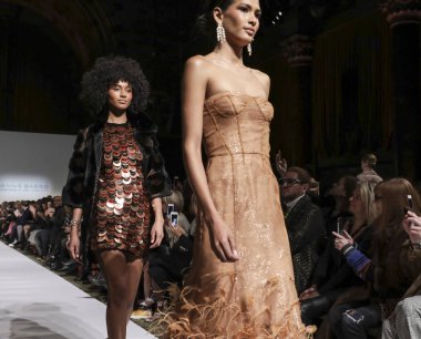 New York, Ny, Amerika Birleşik Devletleri - 11 Şubat 2019: Modelleri yürüyüş pist Dennis Basso sonbahar/kış 2019 koleksiyonu Cipriani 42nd Street, Manhattan, New York moda haftası için