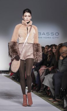 New York, Ny, Amerika Birleşik Devletleri - 11 Şubat 2019: Bir model yürür pist Dennis Basso sonbahar/kış 2019 koleksiyonu Cipriani 42nd Street, Manhattan, New York moda haftası için