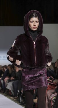 New York, Ny, Amerika Birleşik Devletleri - 11 Şubat 2019: Bir model yürür pist Dennis Basso sonbahar/kış 2019 koleksiyonu Cipriani 42nd Street, Manhattan, New York moda haftası için