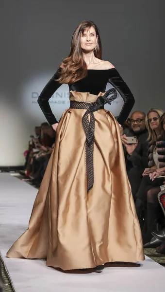 New York, Ny, Amerika Birleşik Devletleri - 11 Şubat 2019: Carol Alt kesiminden pist Dennis Basso sonbahar/kış 2019 koleksiyonu Cipriani 42nd Street, Manhattan, New York moda haftası için
