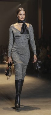 New York, Ny, Amerika Birleşik Devletleri - 8 Şubat 2019: Bir model yürür pist Cushnie sonbahar/kış 2019 koleksiyonu bahar Studios, Manhattan, New York moda sırasında için