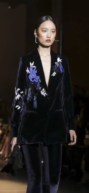 New York, Ny, Amerika Birleşik Devletleri - 8 Şubat 2019: Bir model yürür pist Cushnie sonbahar/kış 2019 koleksiyonu bahar Studios, Manhattan, New York moda sırasında için