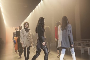 New York, Ny, Amerika Birleşik Devletleri - 8 Şubat 2019: Modelleri yürüyüş pist prova sırasında bahar Studios, Manhattan, New York moda Cushnie sonbahar/kış 2019 koleksiyonu için