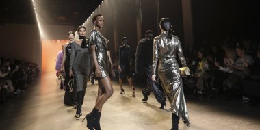 New York, Ny, Amerika Birleşik Devletleri - 8 Şubat 2019: Modelleri yürüyüş pist Cushnie sonbahar/kış 2019 koleksiyonu bahar Studios, Manhattan, New York moda sırasında için