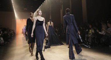 New York, Ny, Amerika Birleşik Devletleri - 8 Şubat 2019: Modelleri yürüyüş pist Cushnie sonbahar/kış 2019 koleksiyonu bahar Studios, Manhattan, New York moda sırasında için