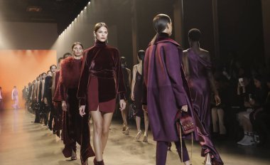 New York, Ny, Amerika Birleşik Devletleri - 8 Şubat 2019: Modelleri yürüyüş pist Cushnie sonbahar/kış 2019 koleksiyonu bahar Studios, Manhattan, New York moda sırasında için