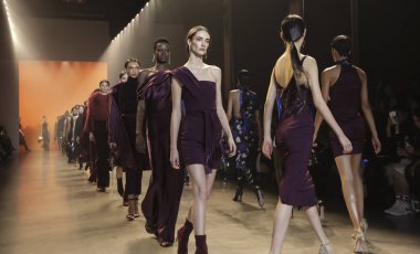 New York, Ny, Amerika Birleşik Devletleri - 8 Şubat 2019: Modelleri yürüyüş pist Cushnie sonbahar/kış 2019 koleksiyonu bahar Studios, Manhattan, New York moda sırasında için