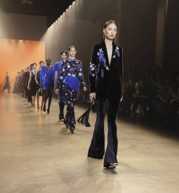 New York, Ny, Amerika Birleşik Devletleri - 8 Şubat 2019: Modelleri yürüyüş pist Cushnie sonbahar/kış 2019 koleksiyonu bahar Studios, Manhattan, New York moda sırasında için