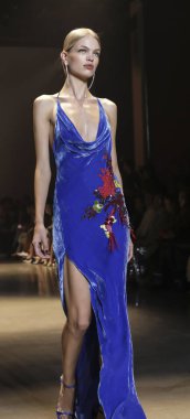 New York, Ny, Amerika Birleşik Devletleri - 8 Şubat 2019: Daphne Groeneveld yürüyüşler pist Cushnie sonbahar/kış 2019 koleksiyonu bahar Studios, Manhattan, New York moda sırasında için
