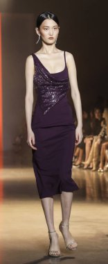 New York, Ny, Amerika Birleşik Devletleri - 8 Şubat 2019: Cushnie sonbahar/kış 2019 koleksiyonu bahar Studios, Manhattan, New York moda sırasında temsil etmek için bir model yürür pist
