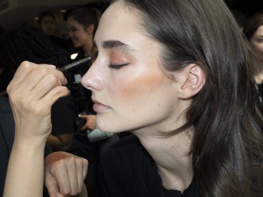 New York, Ny, Amerika Birleşik Devletleri - 8 Şubat 2019: Manken sahne arkasına Cushnie sonbahar/kış 2019 koleksiyonu bahar Studios, Manhattan, New York moda sırasında için hazırlar.