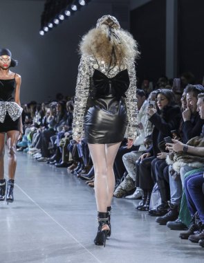 New York, Ny, Amerika Birleşik Devletleri - 12 Şubat 2019: Bir model yürür pist Hıristiyan Cowan sonbahar/kış 2019 koleksiyonu bahar Studios, Manhattan, New York moda sırasında için