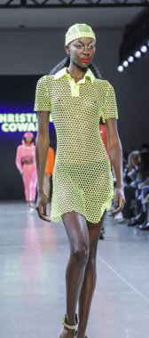 New York, Ny, Amerika Birleşik Devletleri - 12 Şubat 2019: Bir model yürür pist Hıristiyan Cowan sonbahar/kış 2019 koleksiyonu bahar Studios, Manhattan, New York moda haftası için
