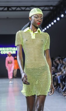 New York, Ny, Amerika Birleşik Devletleri - 12 Şubat 2019: Bir model yürür pist Hıristiyan Cowan sonbahar/kış 2019 koleksiyonu bahar Studios, Manhattan, New York moda haftası için