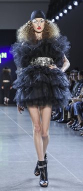 New York, Ny, Amerika Birleşik Devletleri - 12 Şubat 2019: Bir model yürür pist Hıristiyan Cowan sonbahar/kış 2019 koleksiyonu bahar Studios, Manhattan, New York moda haftası için