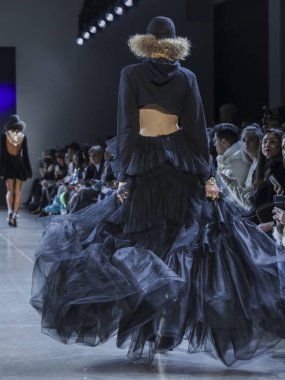 New York, Ny, Amerika Birleşik Devletleri - 12 Şubat 2019: Bir model yürür pist Hıristiyan Cowan sonbahar/kış 2019 koleksiyonu bahar Studios, Manhattan, New York moda haftası için