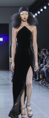 New York, Ny, Amerika Birleşik Devletleri - 12 Şubat 2019: Bir model yürür pist Hıristiyan Cowan sonbahar/kış 2019 koleksiyonu bahar Studios, Manhattan, New York moda haftası için