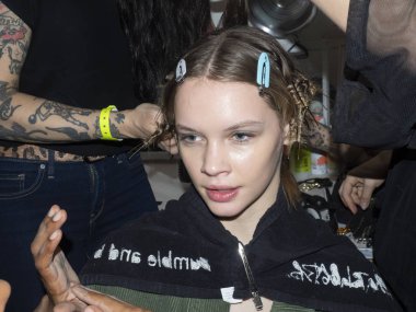 New York, Ny, Amerika Birleşik Devletleri - 12 Şubat 2019: Manken sahne arkasında Hıristiyan Cowan sonbahar/kış 2019 koleksiyonu bahar Studios, Manhattan, New York moda sırasında için hazırlar.