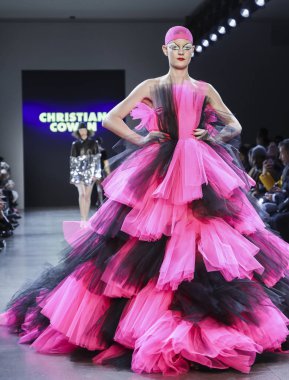 New York, Ny, Amerika Birleşik Devletleri - 12 Şubat 2019: Bir model yürür pist Hıristiyan Cowan sonbahar/kış 2019 koleksiyonu bahar Studios, Manhattan, New York moda sırasında için