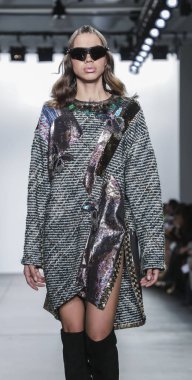 New York, Ny, Amerika Birleşik Devletleri - 9 Şubat 2019: Bir model yürür pist Pier 59 Studios Chelsea Piers, Manhattan, New York moda haftasında Custo Barcelona sonbahar/kış 2019 koleksiyonu için