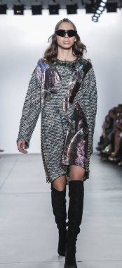 New York, Ny, Amerika Birleşik Devletleri - 9 Şubat 2019: Bir model yürür pist Pier 59 Studios Chelsea Piers, Manhattan, New York moda haftasında Custo Barcelona sonbahar/kış 2019 koleksiyonu için