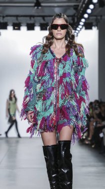 New York, Ny, Amerika Birleşik Devletleri - 9 Şubat 2019: Bir model yürür pist Pier 59 Studios Chelsea Piers, Manhattan, New York moda haftasında Custo Barcelona sonbahar/kış 2019 koleksiyonu için
