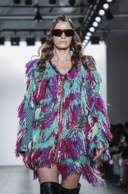 New York, Ny, Amerika Birleşik Devletleri - 9 Şubat 2019: Bir model yürür pist Pier 59 Studios Chelsea Piers, Manhattan, New York moda haftasında Custo Barcelona sonbahar/kış 2019 koleksiyonu için