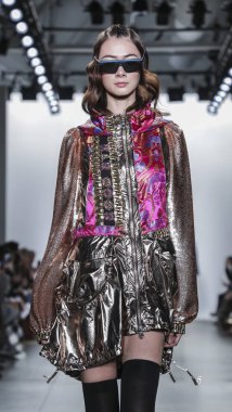 New York, Ny, Amerika Birleşik Devletleri - 9 Şubat 2019: Bir model yürür pist Pier 59 Studios Chelsea Piers, Manhattan, New York moda haftasında Custo Barcelona sonbahar/kış 2019 koleksiyonu için