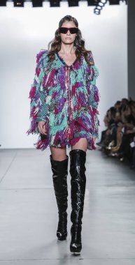 New York, Ny, Amerika Birleşik Devletleri - 9 Şubat 2019: Bir model yürür pist Pier 59 Studios Chelsea Piers, Manhattan, New York moda haftasında Custo Barcelona sonbahar/kış 2019 koleksiyonu için