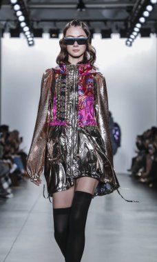 New York, Ny, Amerika Birleşik Devletleri - 9 Şubat 2019: Bir model yürür pist Pier 59 Studios Chelsea Piers, Manhattan, New York moda haftasında Custo Barcelona sonbahar/kış 2019 koleksiyonu için