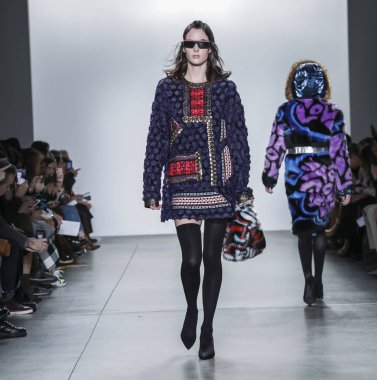 New York, ABD - 9 Şubat 2019: Bir model yürür pist Pier 59 Studios Chelsea Piers, Manhattan, New York moda haftasında Custo Barcelona sonbahar/kış 2019 koleksiyonu için