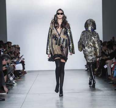 New York, ABD - 9 Şubat 2019: Bir model yürür pist Pier 59 Studios Chelsea Piers, Manhattan, New York moda haftasında Custo Barcelona sonbahar/kış 2019 koleksiyonu için