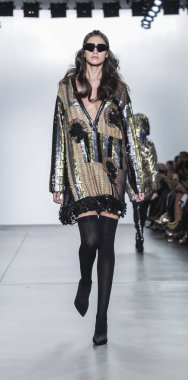New York, ABD - 9 Şubat 2019: Bir model yürür pist Pier 59 Studios Chelsea Piers, Manhattan, New York moda haftasında Custo Barcelona sonbahar/kış 2019 koleksiyonu için