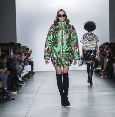 New York, ABD - 9 Şubat 2019: Bir model yürür pist Pier 59 Studios Chelsea Piers, Manhattan, New York moda haftasında Custo Barcelona sonbahar/kış 2019 koleksiyonu için