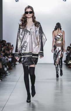 New York, ABD - 9 Şubat 2019: Bir model yürür pist Pier 59 Studios Chelsea Piers, Manhattan, New York moda haftasında Custo Barcelona sonbahar/kış 2019 koleksiyonu için