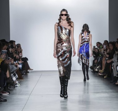 New York, ABD - 9 Şubat 2019: Bir model yürür pist Pier 59 Studios Chelsea Piers, Manhattan, New York moda haftasında Custo Barcelona sonbahar/kış 2019 koleksiyonu için