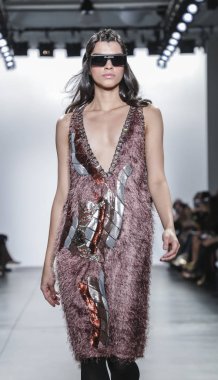 New York, ABD - 9 Şubat 2019: Bir model yürür pist Pier 59 Studios Chelsea Piers, Manhattan, New York moda haftasında Custo Barcelona sonbahar/kış 2019 koleksiyonu için