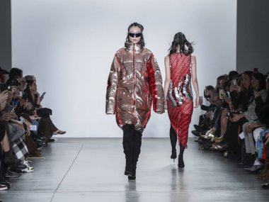 New York, ABD - 9 Şubat 2019: Bir model yürür pist Pier 59 Studios Chelsea Piers, Manhattan, New York moda haftasında Custo Barcelona sonbahar/kış 2019 koleksiyonu için