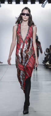 New York, ABD - 9 Şubat 2019: Bir model yürür pist Pier 59 Studios Chelsea Piers, Manhattan, New York moda haftasında Custo Barcelona sonbahar/kış 2019 koleksiyonu için
