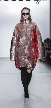 New York, ABD - 9 Şubat 2019: Bir model yürür pist Pier 59 Studios Chelsea Piers, Manhattan, New York moda haftasında Custo Barcelona sonbahar/kış 2019 koleksiyonu için