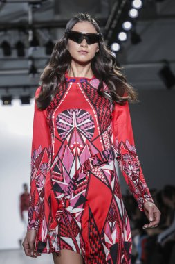 New York, ABD - 9 Şubat 2019: Bir model yürür pist Pier 59 Studios Chelsea Piers, Manhattan, New York moda haftasında Custo Barcelona sonbahar/kış 2019 koleksiyonu için